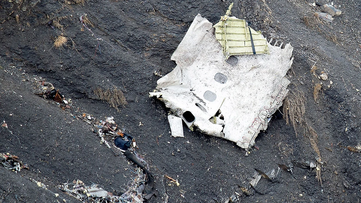 Una de las partes del avión de Germanwings en el lugar del accidente en los Alpes