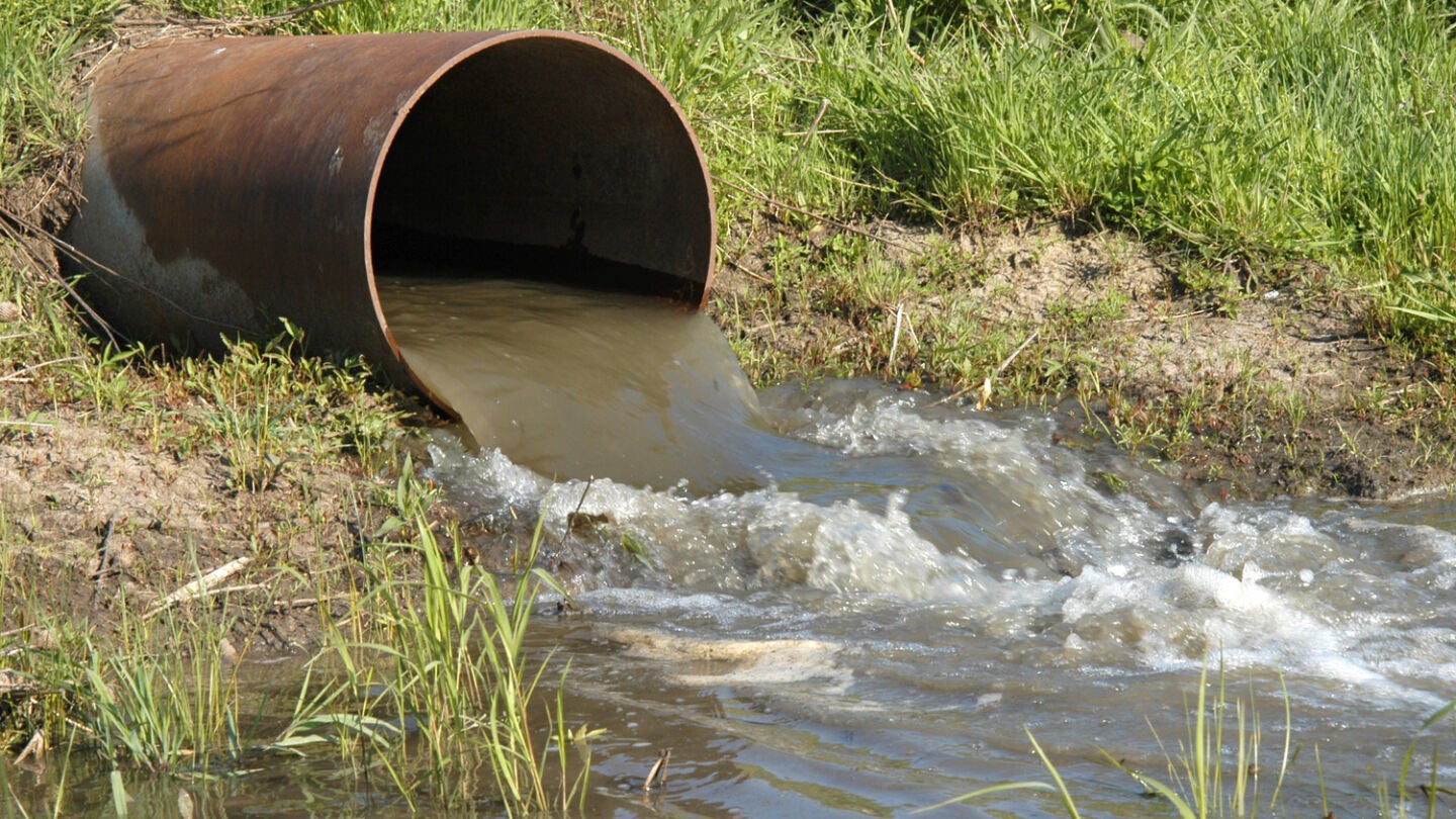 Aguas residuales saliendo de un tubo