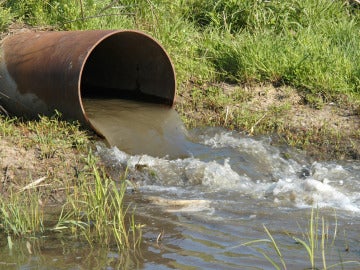 Aguas residuales saliendo de un tubo
