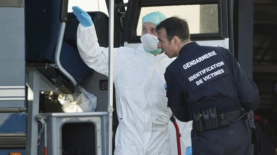 Dos miembro la policía francesa forense trabajan en la zona de la catástrofe en Seyne les Alpes Dos miembro la policía francesa forense trabajan en la zona de la catástrofe en Seyne les Alpes