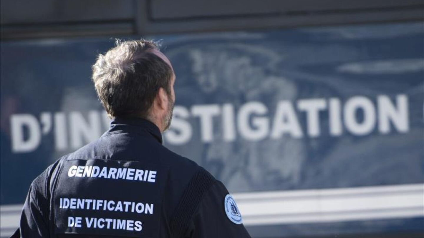 Un miembro de la Polic&iacute;a francesa experto en la identificaci&oacute;n de v&iacute;ctimas trabaja en la zona de la cat&aacute;strofe