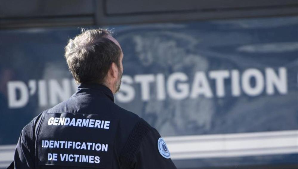 Un miembro de la Policía francesa experto en la identificación de víctimas trabaja en la zona de la catástrofe