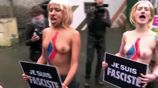 Activistas de Femen reciben a Marine Le Pen en un colegio electoral