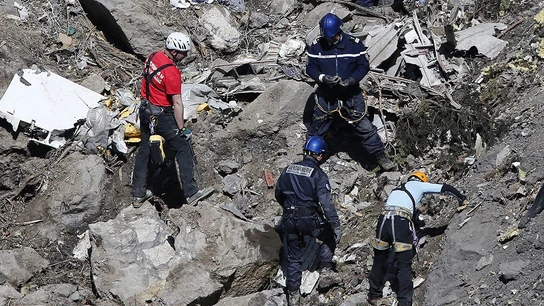 Labores de búsqueda de restos humanos el lugar del accidente del vuelo Barcelona-Düsseldorf Labores de búsqueda de restos humanos el lugar del accidente del vuelo Barcelona-Düsseldorf