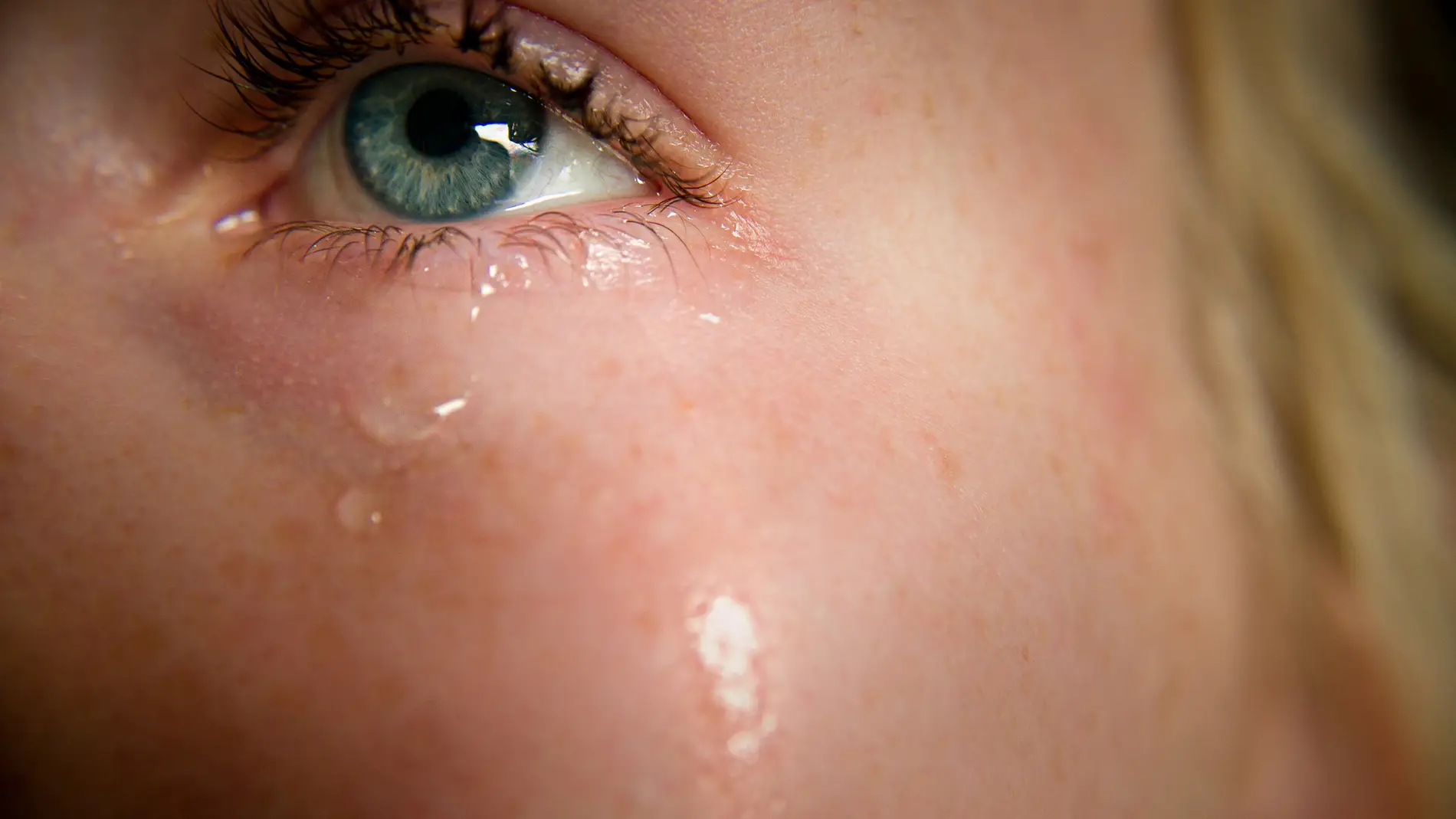 Una persona llora