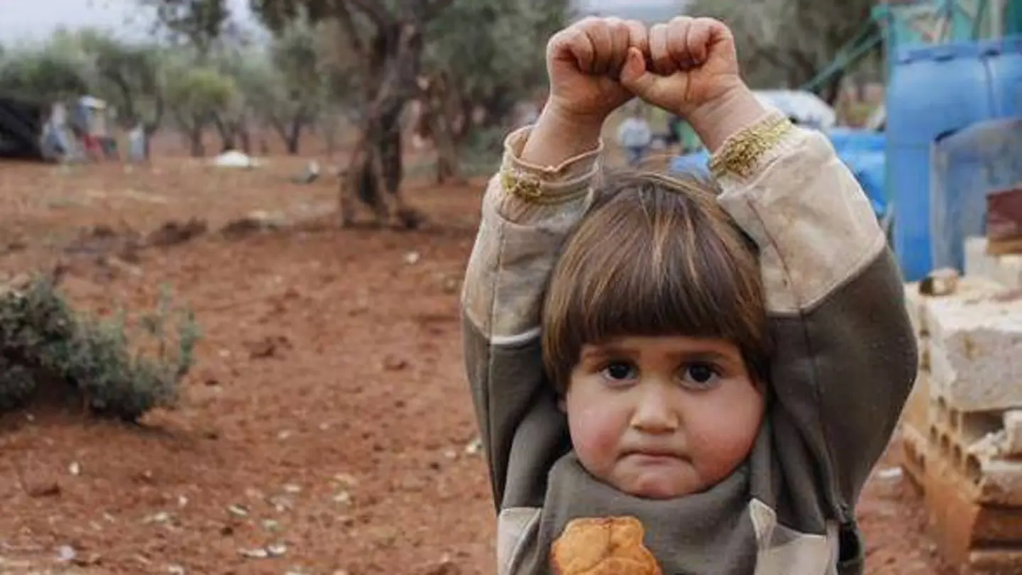Una niña se rinde al confundir la cámara de fotos con un arma Una niña se rinde al confundir la cámara de fotos con un arma