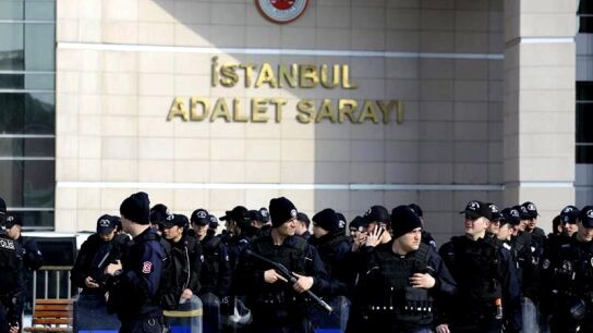 Toman como reh&eacute;n a un fiscal en el Palacio de Justicia de Estambul