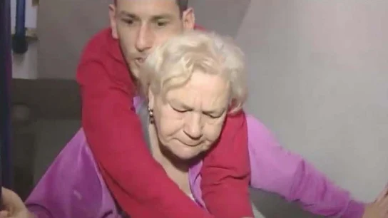 Leonor carga con su hijo de 40 años hasta un tercer piso Leonor carga con su hijo de 40 años hasta un tercer piso