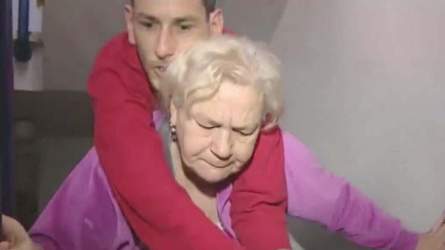Leonor carga con su hijo de 40 a&ntilde;os hasta un tercer piso