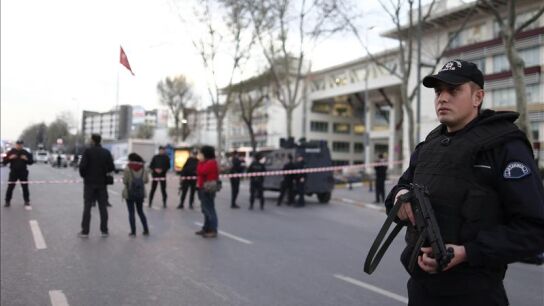 Un terrorista muerto y un polic&iacute;a herido tras el intento de atentado en Estambul