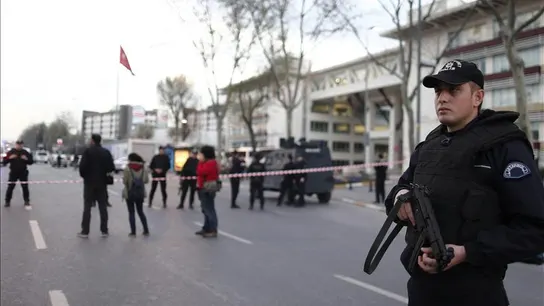 Un terrorista muerto y un policía herido tras el intento de atentado en Estambul Un terrorista muerto y un policía herido tras el intento de atentado en Estambul