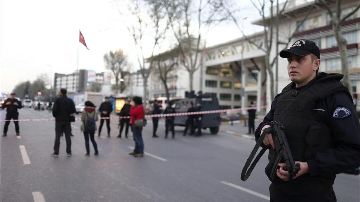 Un terrorista muerto y un polic&iacute;a herido tras el intento de atentado en Estambul