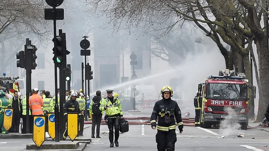Efectivos de los bomberos luchan contra el fuego en Londres Efectivos de los bomberos luchan contra el fuego en Londres