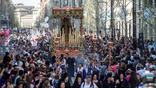 Momento de la procesi&oacute;n del Sant&iacute;simo Cristo del Consuelo y Maria Santisima del Sacromonte en Granada