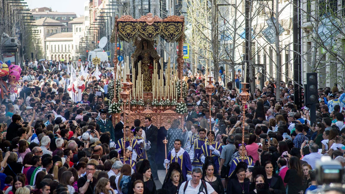 Momento de la procesión del Santísimo Cristo del Consuelo y Maria Santisima del Sacromonte en Granada