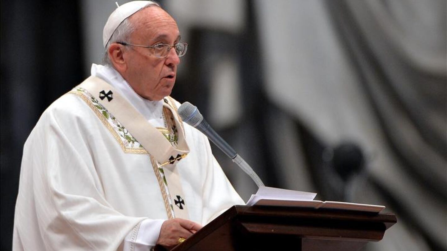 El papa Francisco celebra la Misa Crismal en la bas&iacute;lica de San Pedro en el Vaticano