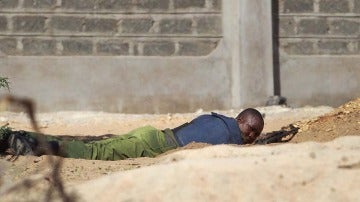 Un soldado keniata se pone a cubierto