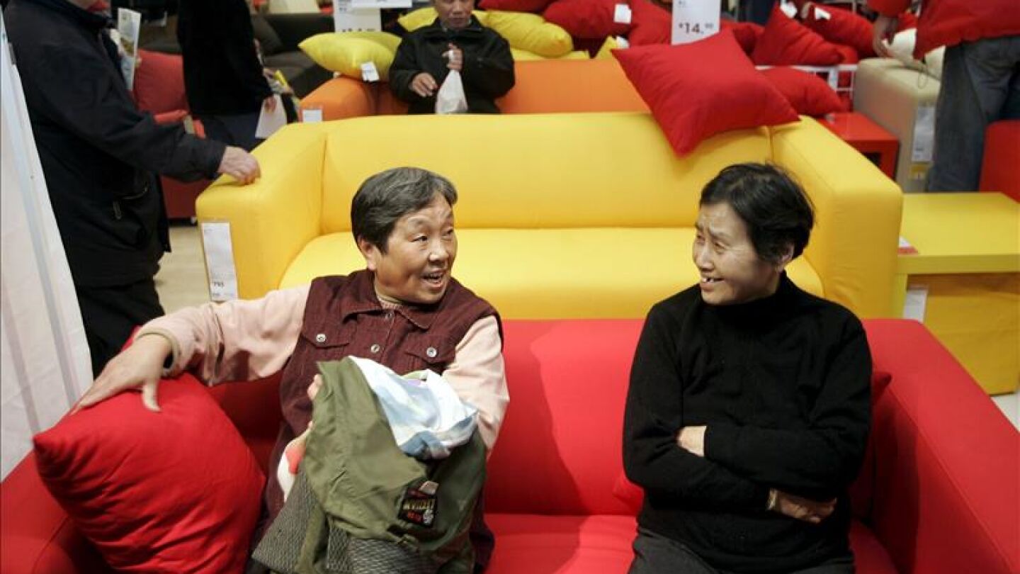 Clientes durante la inauguraci&oacute;n de la segunda tienda de IKEA m&aacute;s grande del mundo en Pek&iacute;n