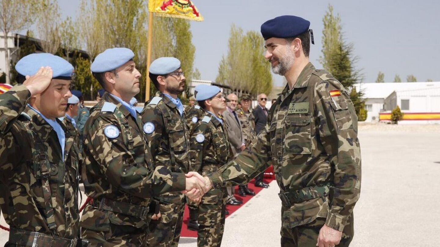 El Rey saluda a las tropas espa&ntilde;olas en el L&iacute;bano