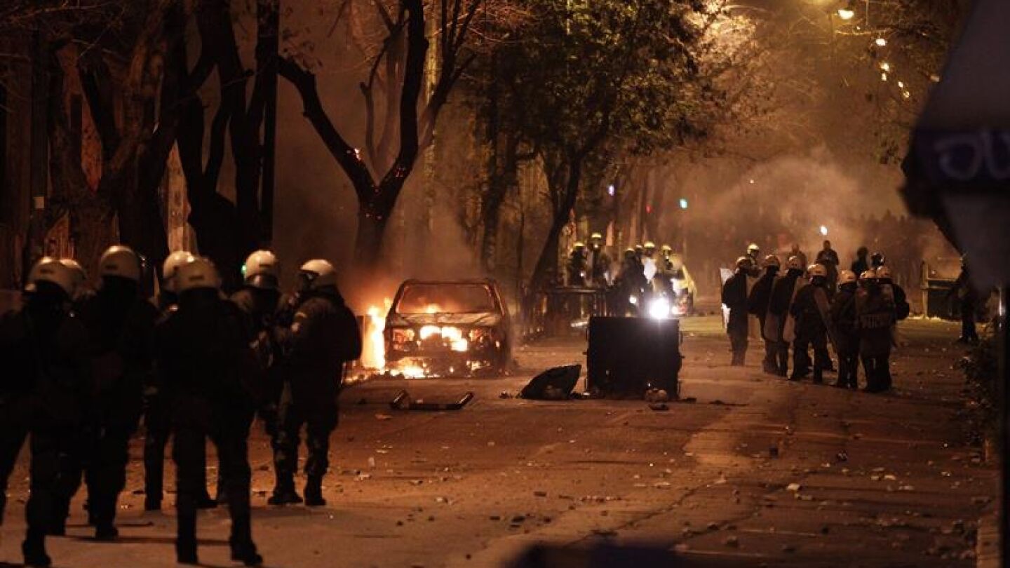 Violentos enfrentamientos en las calles de Atenas