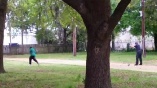 Un polic&iacute;a dispara a un hombre negro desarmado