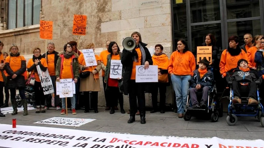 Un grupo de personas en defensa de la Dependencia