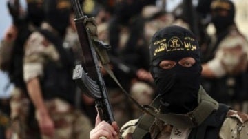 Un combatiente yihadista alza su arma.