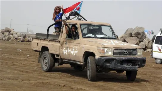 Varios ciudadanos leales al presidente yemení conducen un camión en Adén, Yemen Varios ciudadanos leales al presidente yemení conducen un camión en Adén, Yemen