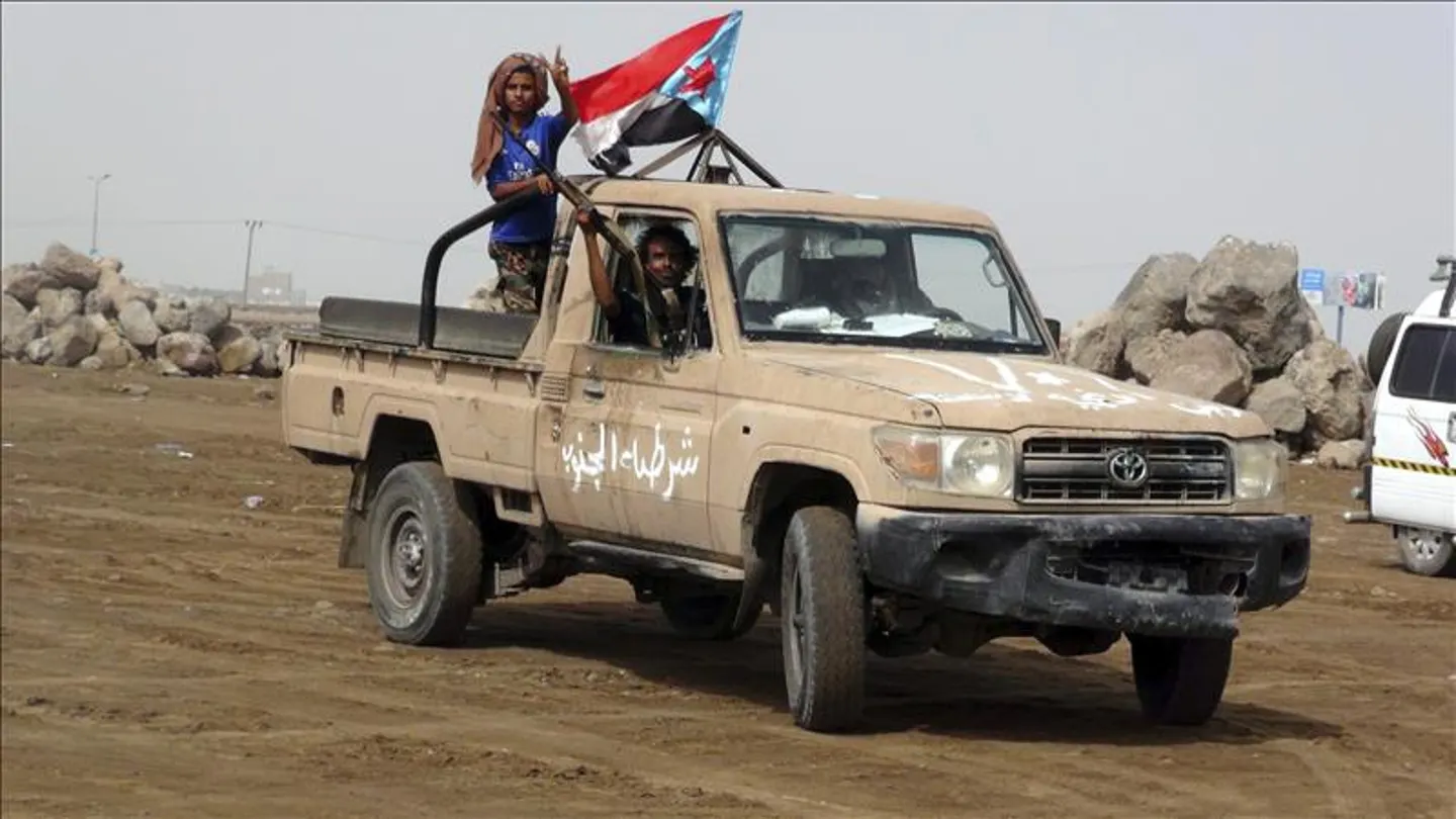 Varios ciudadanos leales al presidente yemení conducen un camión en Adén, Yemen Varios ciudadanos leales al presidente yemení conducen un camión en Adén, Yemen