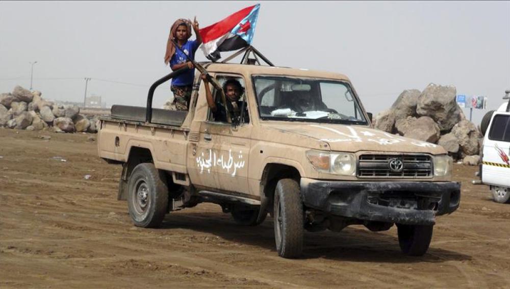 Varios ciudadanos leales al presidente yemení conducen un camión en Adén, Yemen