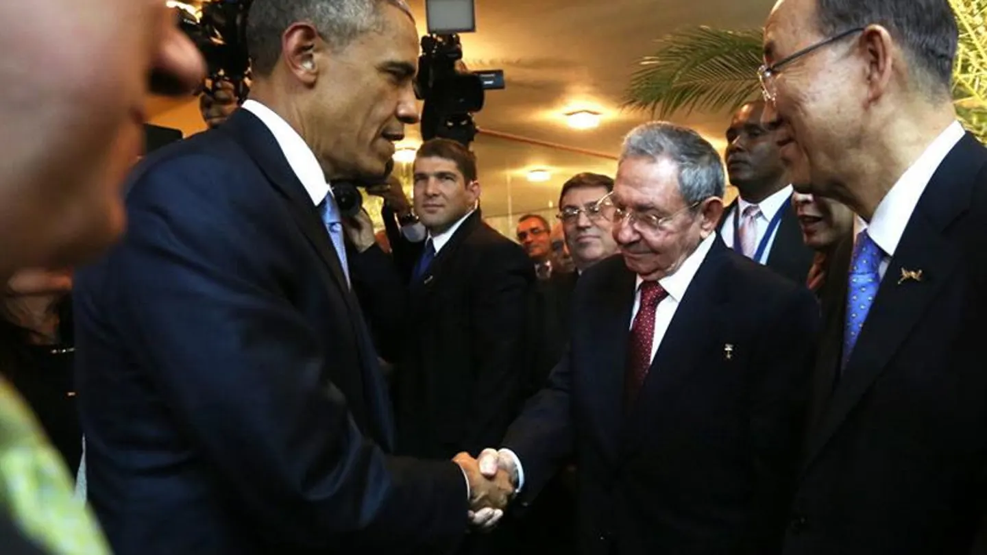 Barack Obama saluda a su homólogo cubano, Raúl Castro Barack Obama saluda a su homólogo cubano, Raúl Castro