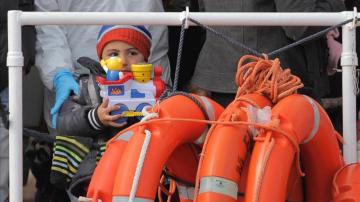 La Guardia Costera italiana rescata a casi un millar de personas que viajaban en patera