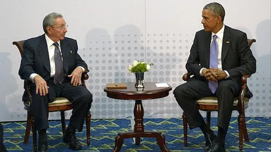 El presidente de Cuba, Raúl Castro, conversando con su homólogo de EEUU, Barack Obama. El presidente de Cuba, Raúl Castro, conversando con su homólogo de EEUU, Barack Obama.