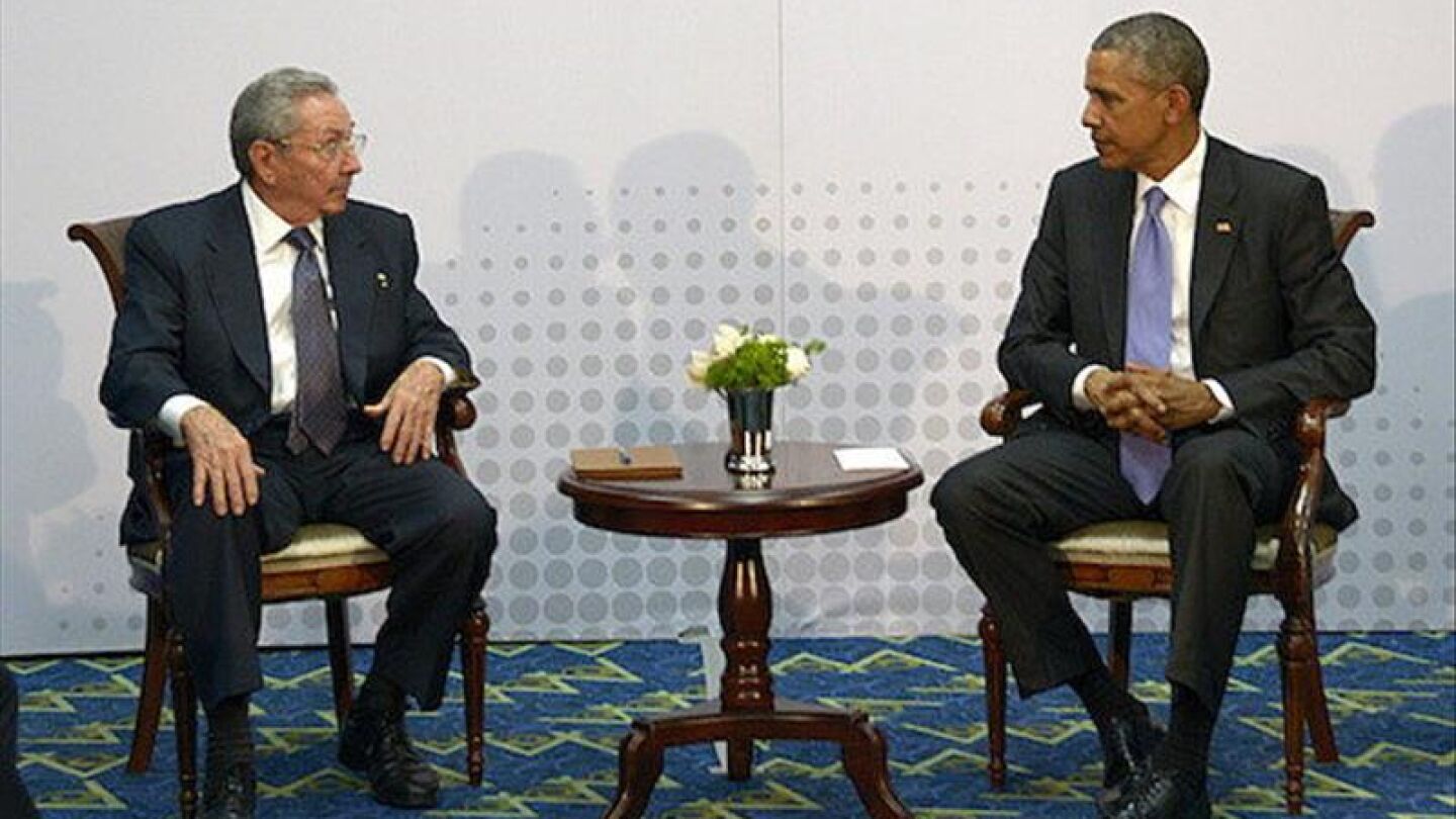 El presidente de Cuba, Ra&uacute;l Castro, conversando con su hom&oacute;logo de EEUU, Barack Obama.