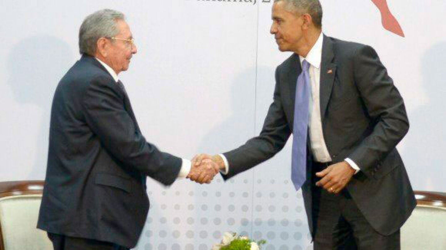 Obama estrecha la mano de Ra&uacute;l Castro en una cita hist&oacute;rica