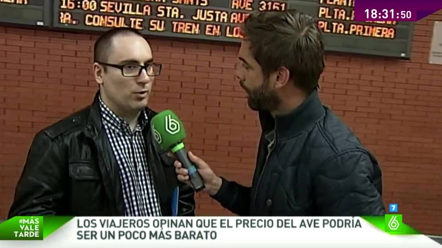 Jos&eacute; Y&eacute;lamo habla con un viajero de AVE