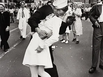 Famosa fotografía de Alfred Eisenstaedt que retrata a un marinero estadounidense besando a una joven mujer vestida de blanco durante las celebraciones del Día de la Victoria sobre Japón en 1945. Famosa fotografía de Alfred Eisenstaedt que retrata a un marinero estadounidense besando a una joven mujer vestida de blanco durante las celebraciones del Día de la Victoria sobre Japón en 1945.