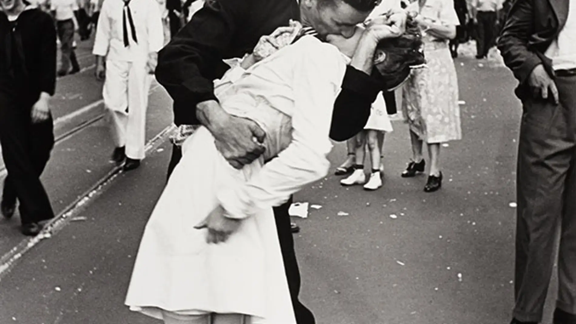 Famosa fotografía de Alfred Eisenstaedt que retrata a un marinero estadounidense besando a una joven mujer vestida de blanco durante las celebraciones del Día de la Victoria sobre Japón en 1945.