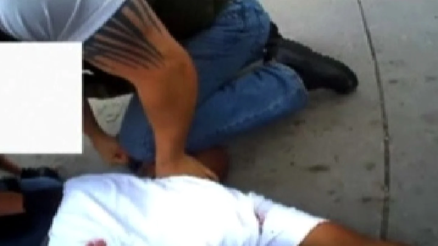 Afroamericano en el suelo abatido por un policía jubiliado Afroamericano en el suelo abatido por un policía jubiliado