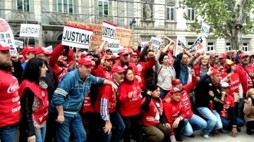 Concentración de trabajadores de Coca Cola ante el Supremo