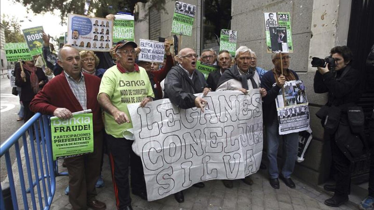 Manifestaci&oacute;n de preferentistas a la entrada de la Audiencia Nacional