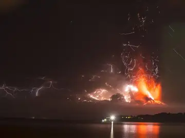 El volcán activo Calbuco en Puerto Montt, ubicado a 1000 kilómetros de Santiago de Chile. El volcán activo Calbuco en Puerto Montt, ubicado a 1000 kilómetros de Santiago de Chile.
