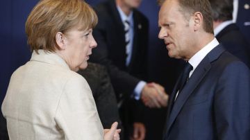 La canciller alemana, Angela Merkel, conversa con el presidente del Consejo Europeo, Donald Tusk