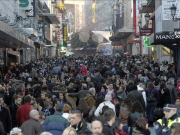 La calle Preciados, en Madrid, llena de gente.