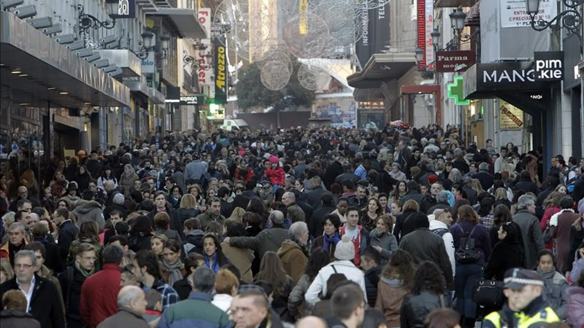 La calle Preciados, en Madrid, llena de gente.