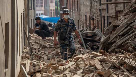 Fuerzas de seguridad caminando entre cascotes Fuerzas de seguridad caminando entre cascotes