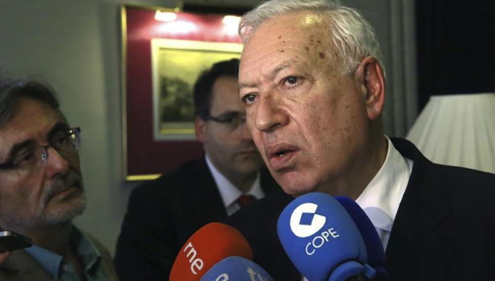 García- Margallo responde a los periodistas en su visita a la India.