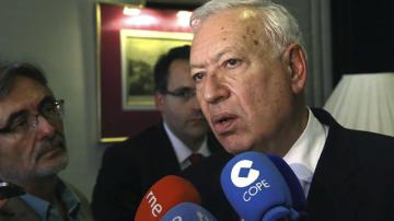 García- Margallo responde a los periodistas en su visita a la India.