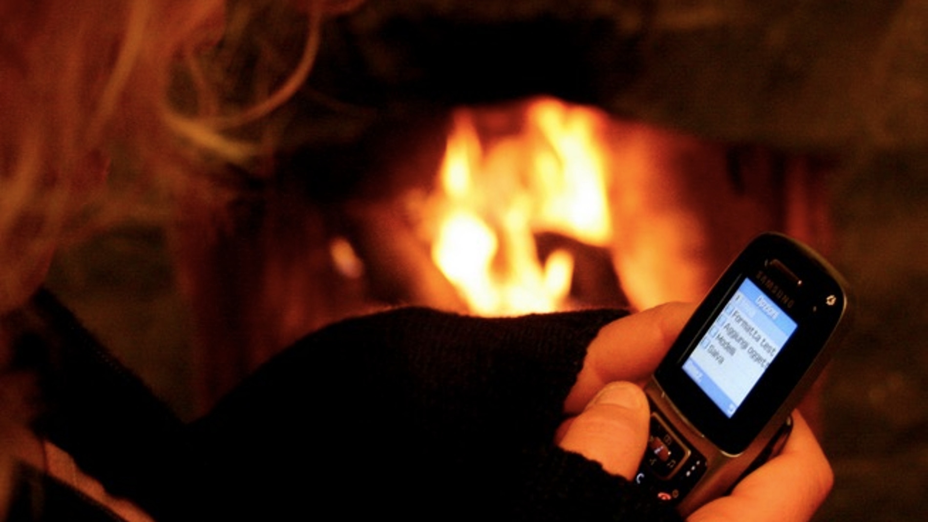 Una chica se deja los dedos buscando una letra para enviar un SMS