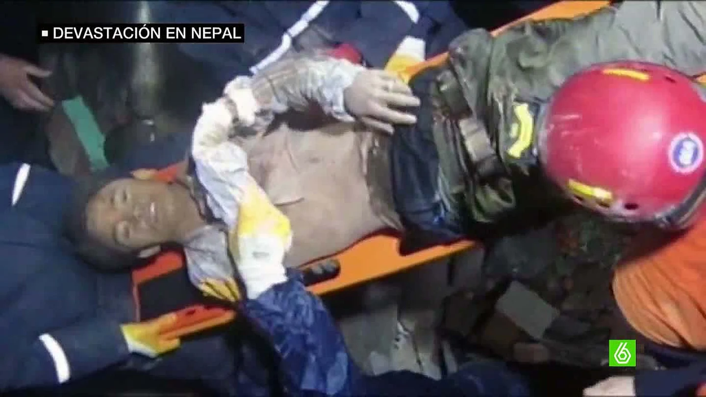 Los equipos de rescate sacan a un superviviente de los escombros Los equipos de rescate sacan a un superviviente de los escombros